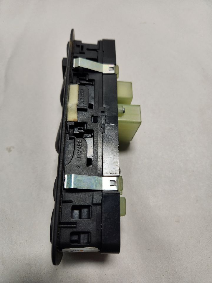 2012 DODGE DURANGO 6cyl Gasoline 3.6 Left Front Door Switch - 379813 — photo 2