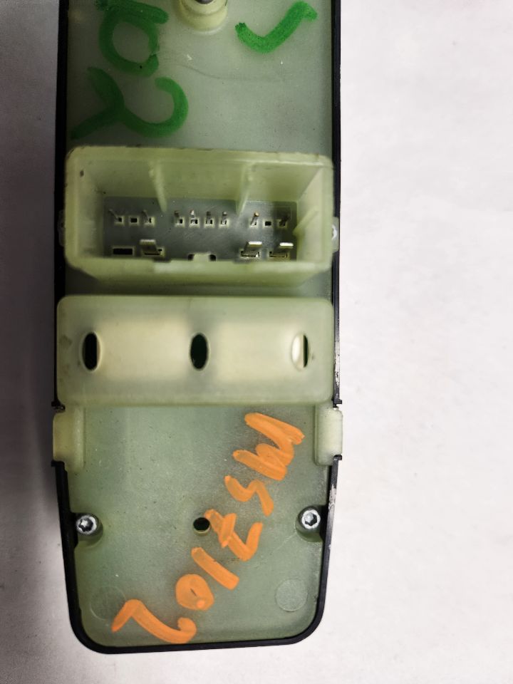 2012 DODGE DURANGO 6cyl Gasoline 3.6 Left Front Door Switch - 379813 — photo 4