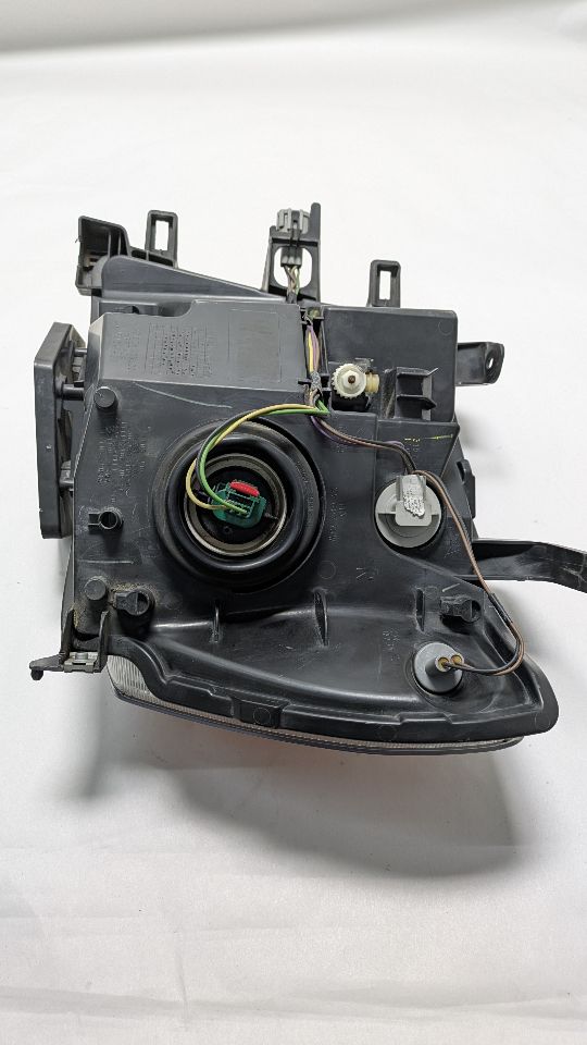 2014 NISSAN NV 2500 8cyl Gasoline 5.6 Right HEADLAMP ASSEMBLY - 381369 — photo 4