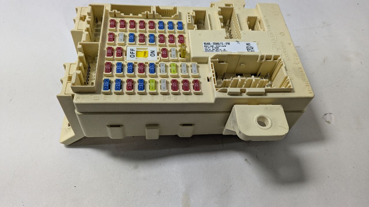 2012 HYUNDAI VELOSTER 1.6L 4cyl Gasoline Fuse Box, Engine - 381942 — photo 4