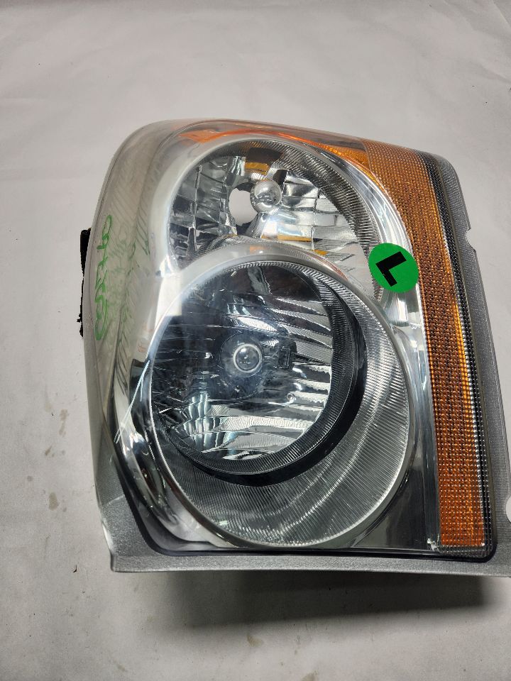2004 DODGE DURANGO 8cyl Gasoline 4.7 Left HEADLAMP ASSEMBLY - 382477 — photo 2