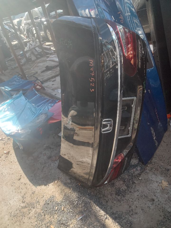 2016 HONDA ACCORD 4cyl Gasoline 2.4 Decklid  Tailgate - 384302 — photo 1
