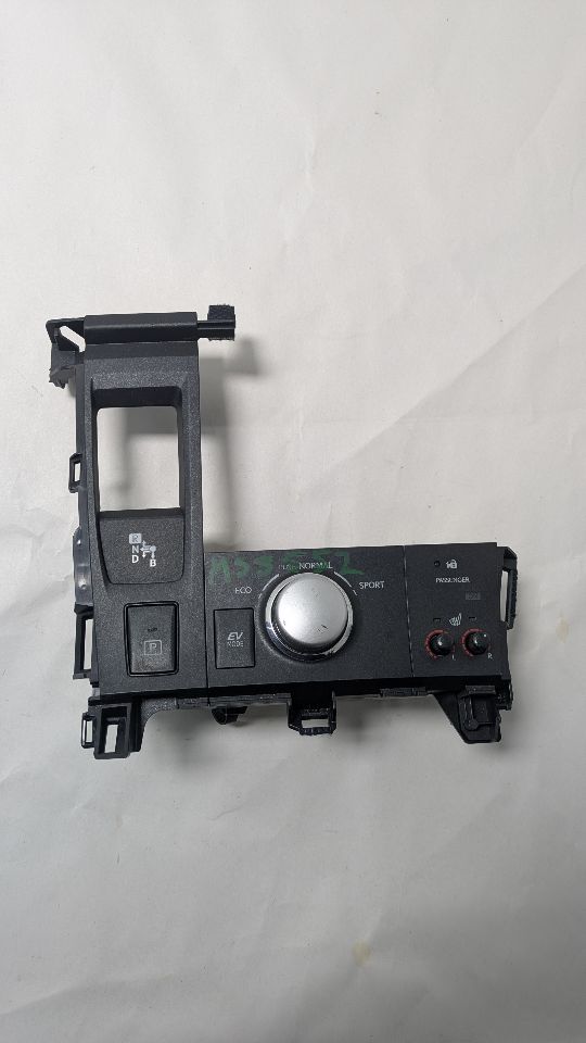 2013 LEXUS CT200H 4cyl Hybrid 1.8 Console, Front - 384825 — photo 3