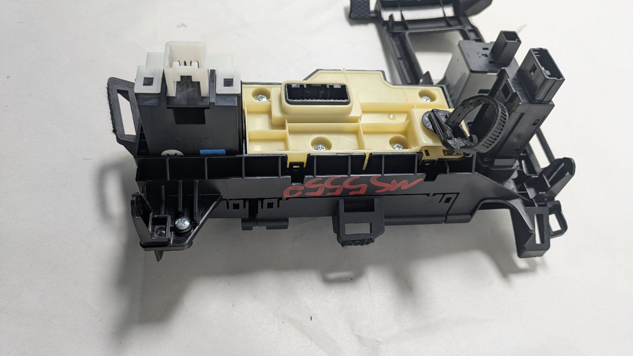 2013 LEXUS CT200H 4cyl Hybrid 1.8 Console, Front - 384825 — photo 4