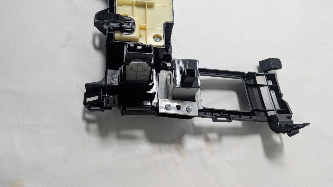 2013 LEXUS CT200H 4cyl Hybrid 1.8 Console, Front - 384825 — photo 5