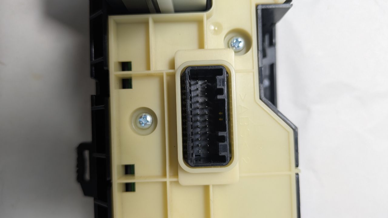 2013 LEXUS CT200H 4cyl Hybrid 1.8 Console, Front - 384825 — photo 7
