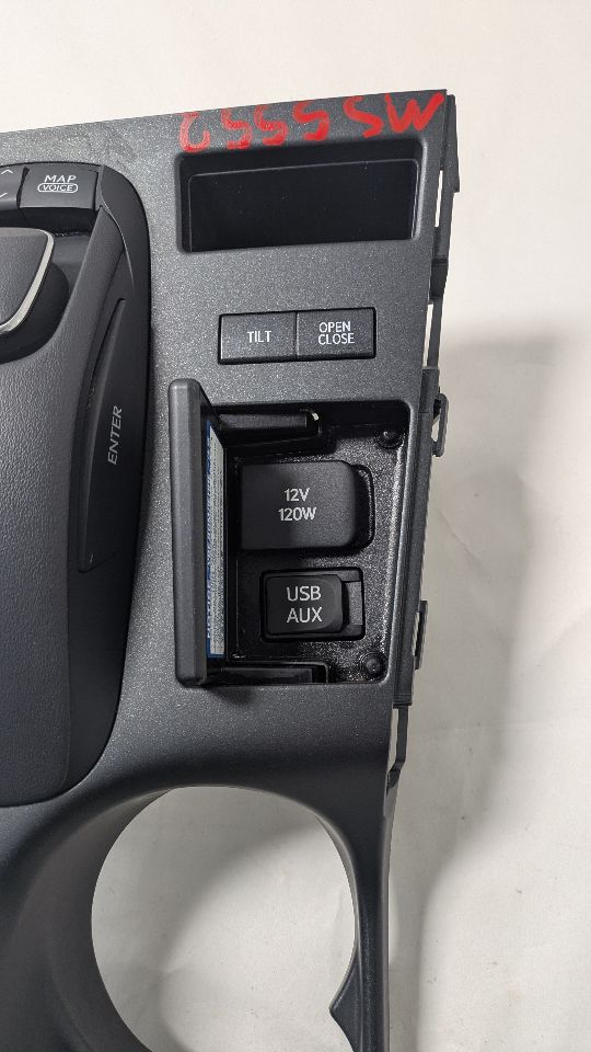 2013 LEXUS CT200H 4cyl Hybrid 1.8 Console, Front - 384826 — photo 2