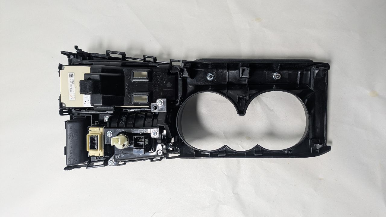 2013 LEXUS CT200H 4cyl Hybrid 1.8 Console, Front - 384826 — photo 6