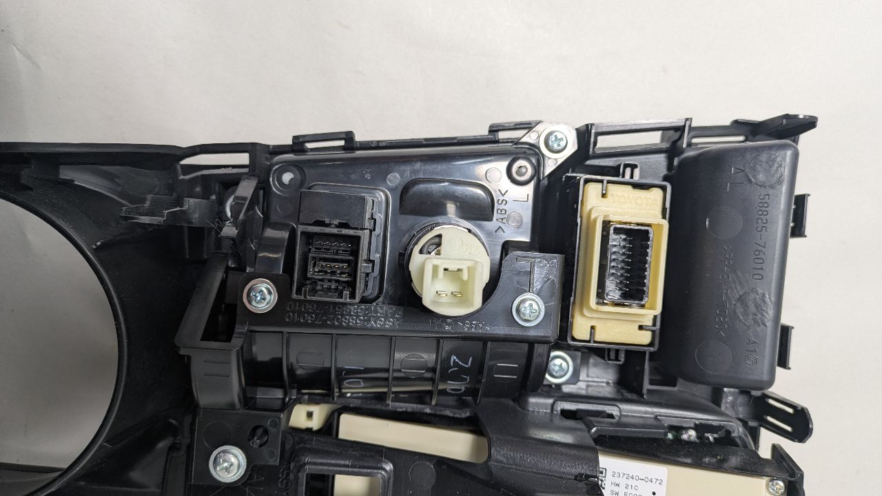 2013 LEXUS CT200H 4cyl Hybrid 1.8 Console, Front - 384826 — photo 8