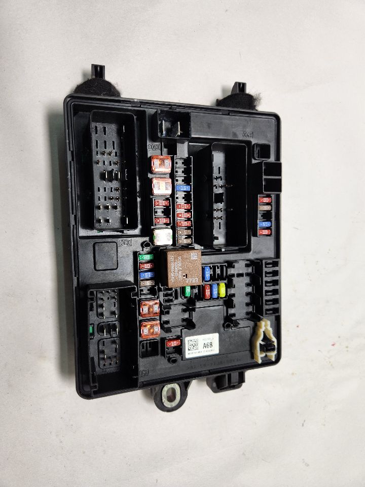 2013 CADILLAC ATS 4cyl Gasoline Turbo 2.0 Fuse Box, Engine - 384935