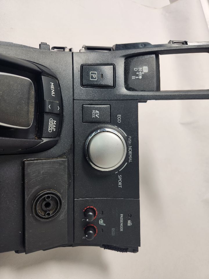 2011 LEXUS CT200H 4cyl Hybrid 1.8 Console, Front - 384972 — photo 4