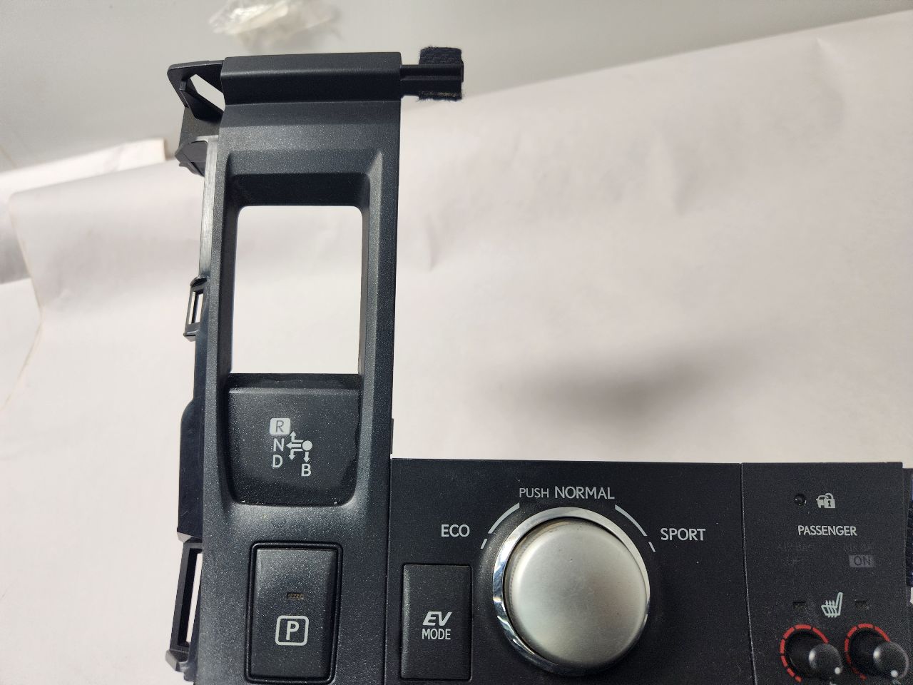 2011 LEXUS CT200H 4cyl Hybrid 1.8 Console, Front - 384972 — photo 5