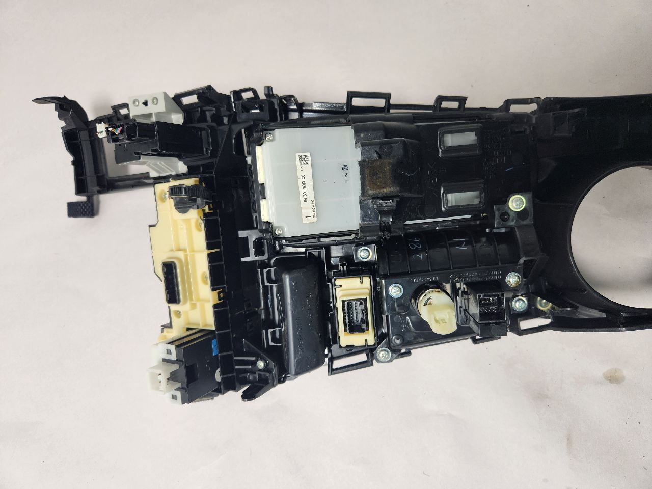 2011 LEXUS CT200H 4cyl Hybrid 1.8 Console, Front - 384972 — photo 7