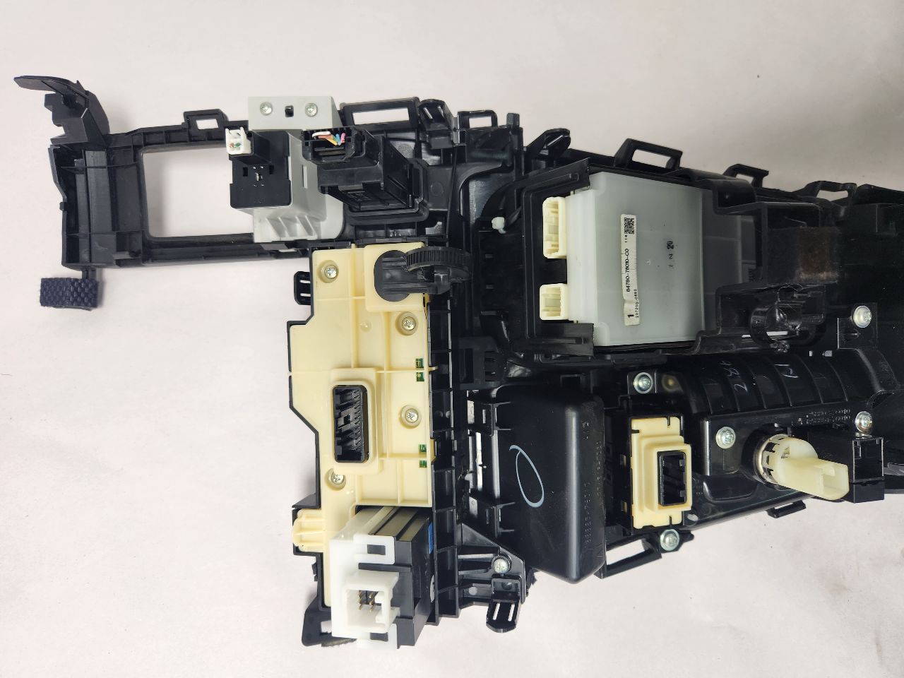 2011 LEXUS CT200H 4cyl Hybrid 1.8 Console, Front - 384972 — photo 8