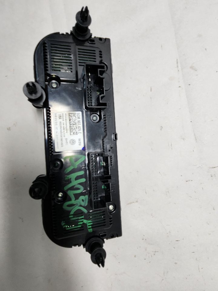 2017 VOLKSWAGEN GOLF 4cyl Gasoline Turbo 1.8 TEMP CONTROL - 385004 — photo 4