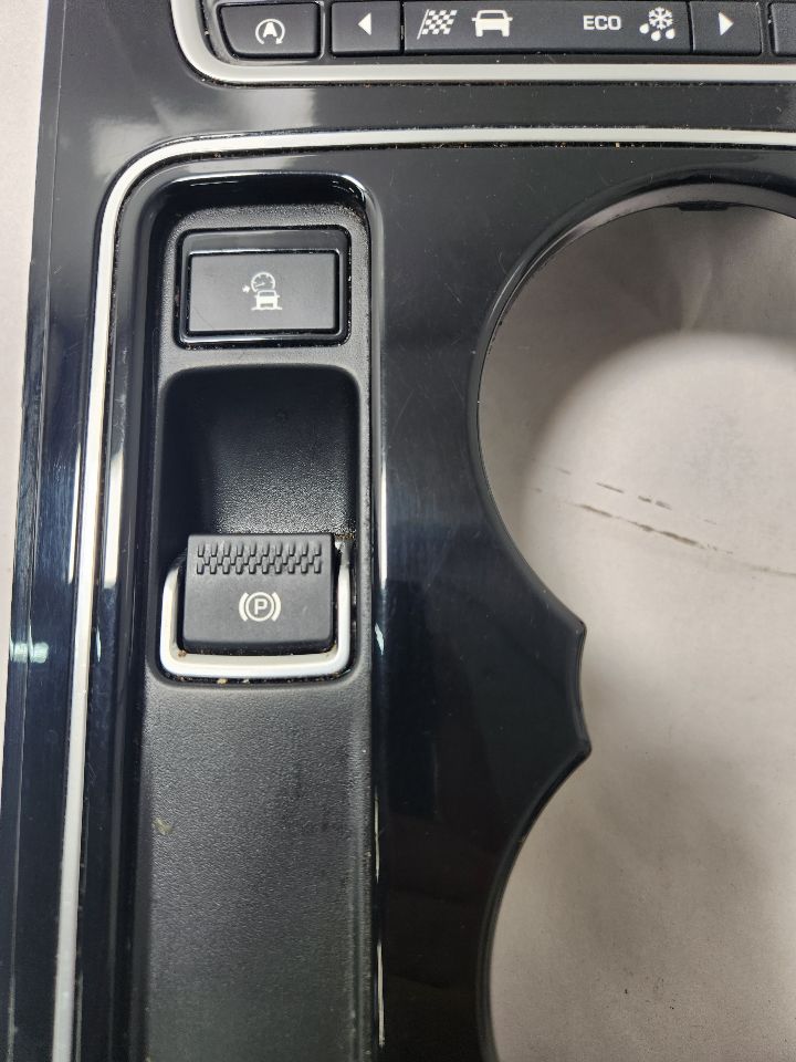 2017 JAGUAR XE 4cyl Diesel Turbo 2.0 Console, Front - 385238 — photo 2