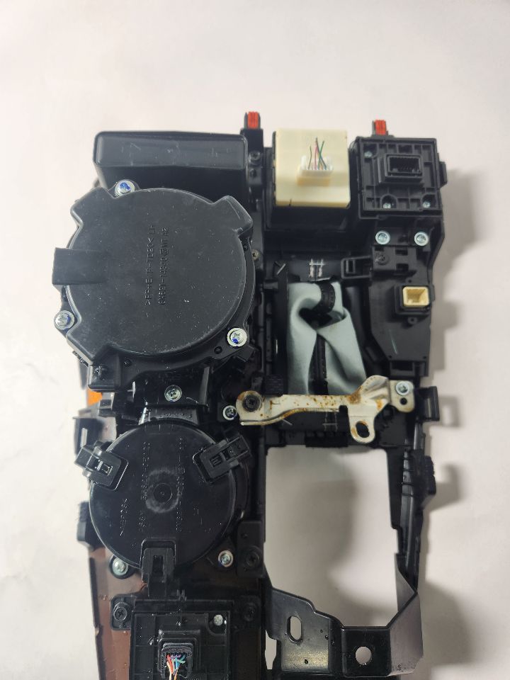 2022 LEXUS RX450H 3.5L 6cyl Hybrid Console, Front - 385273 — photo 6
