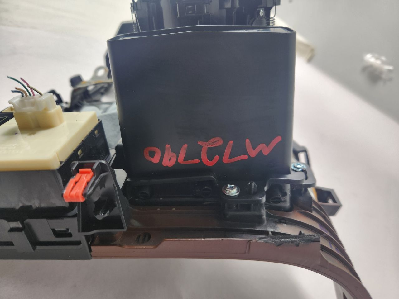 2022 LEXUS RX450H 3.5L 6cyl Hybrid Console, Front - 385273 — photo 7