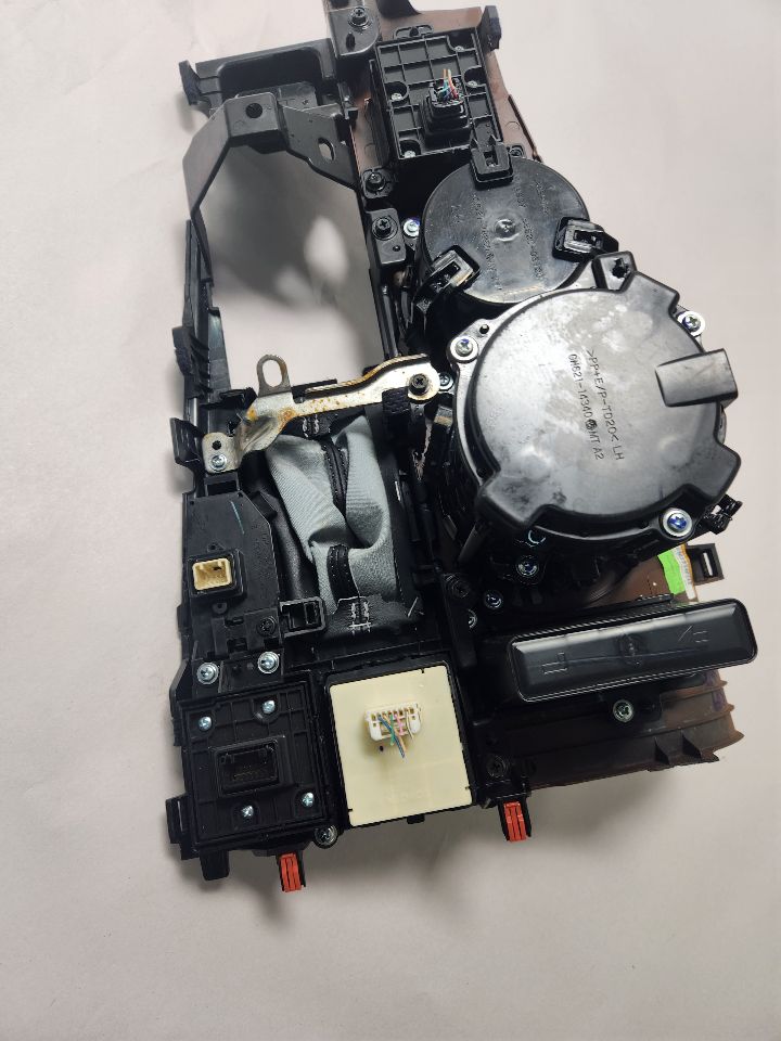 2022 LEXUS RX450H 3.5L 6cyl Hybrid Console, Front - 385273 — photo 8