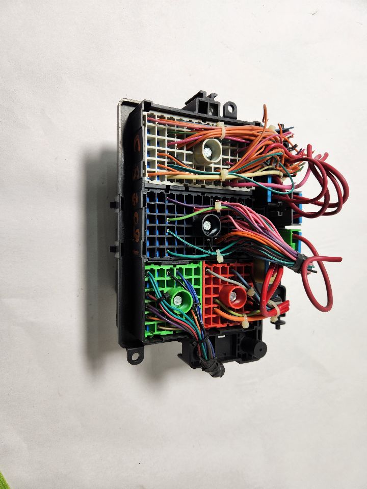 2004 CADILLAC ESCALADE 8cyl Gasoline 5.3 Fuse Box, Engine - 385589