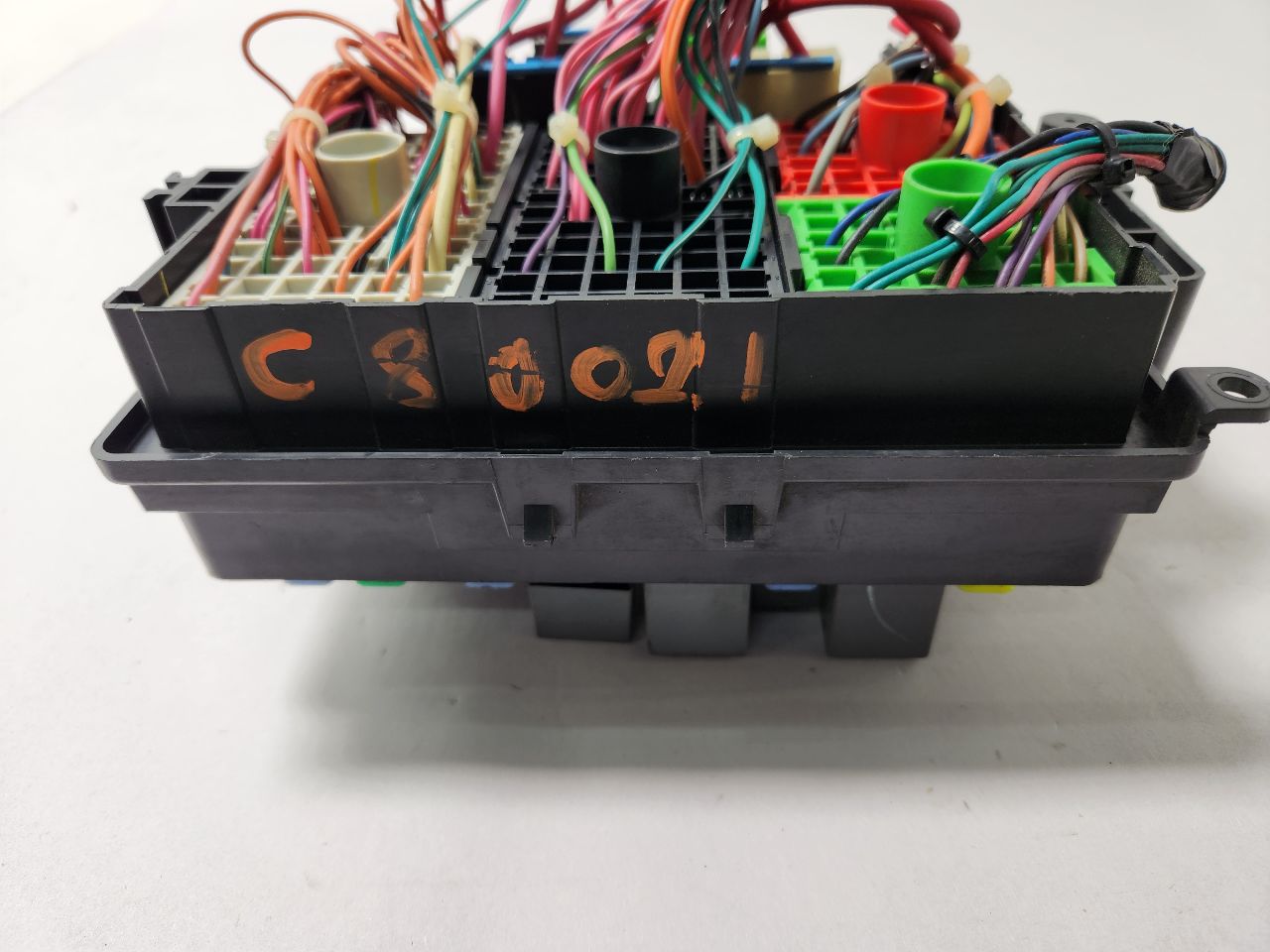 2004 CADILLAC ESCALADE 8cyl Gasoline 5.3 Fuse Box, Engine - 385589 — photo 2