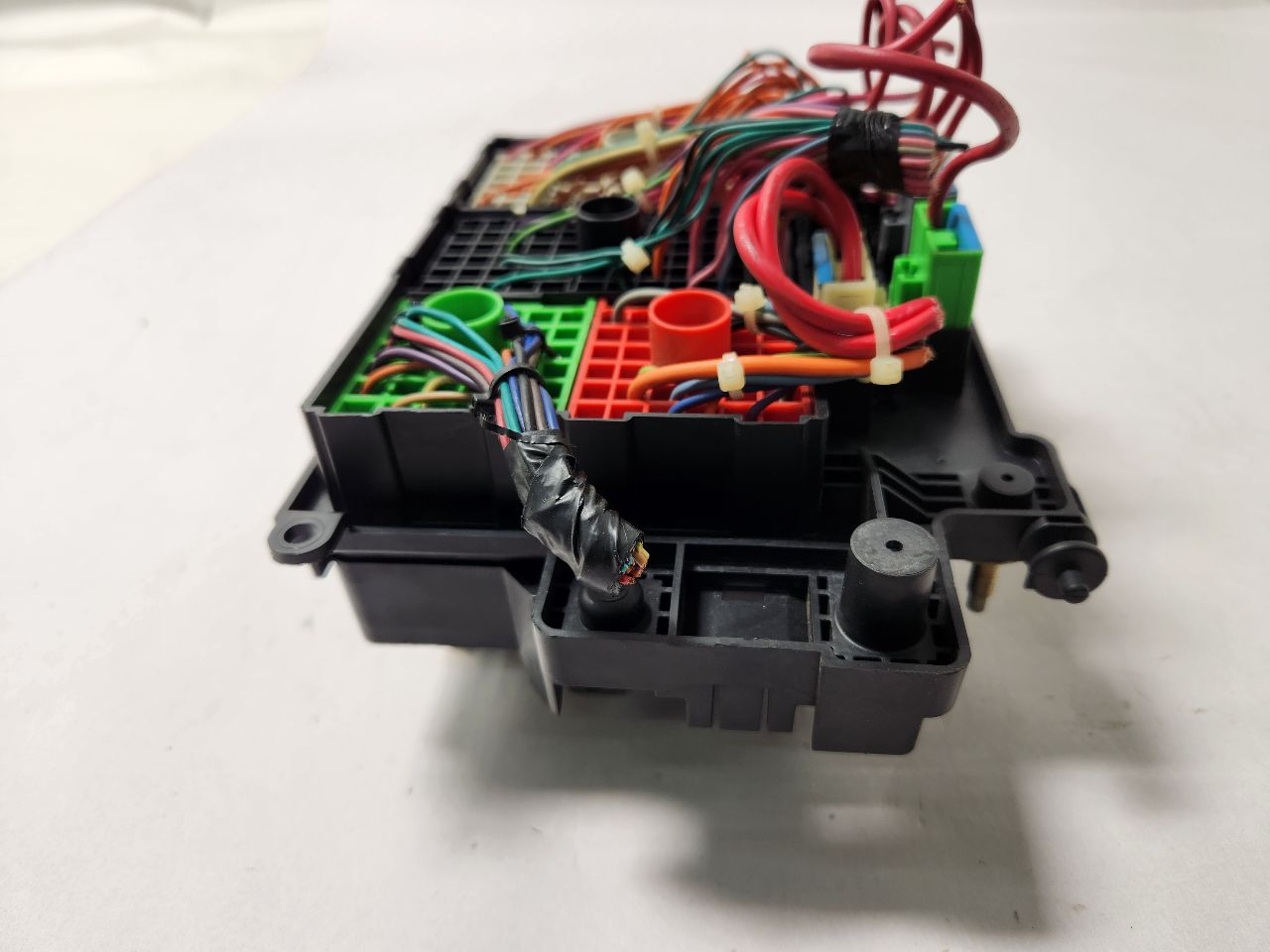 2004 CADILLAC ESCALADE 8cyl Gasoline 5.3 Fuse Box, Engine - 385589 — photo 3