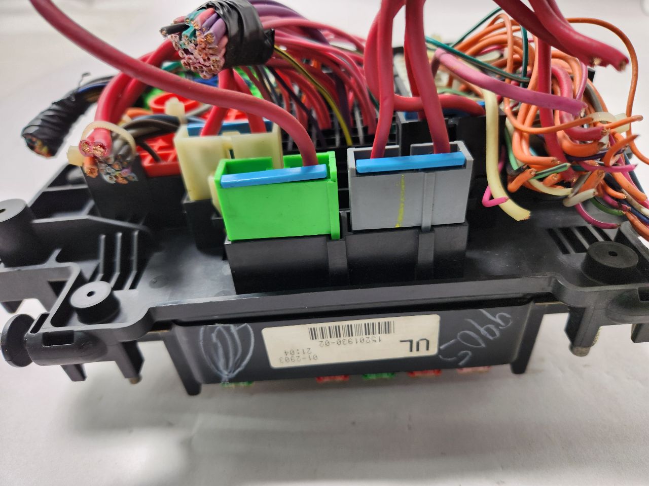 2004 CADILLAC ESCALADE 8cyl Gasoline 5.3 Fuse Box, Engine - 385589 — photo 4
