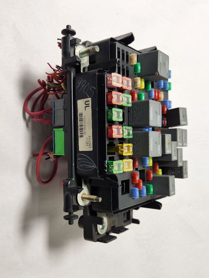 2004 CADILLAC ESCALADE 8cyl Gasoline 5.3 Fuse Box, Engine - 385589 — photo 6