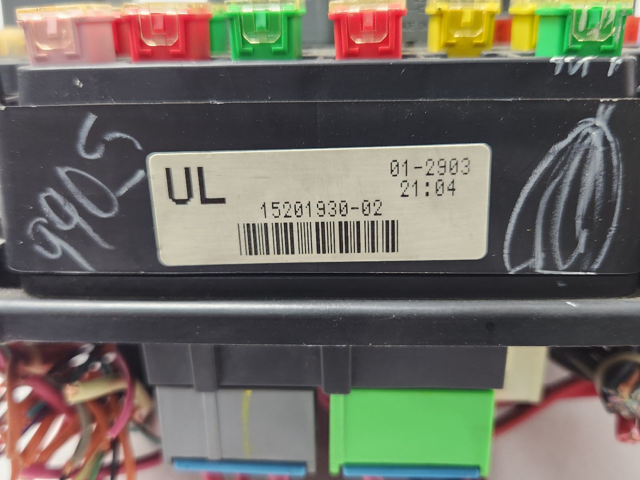 2004 CADILLAC ESCALADE 8cyl Gasoline 5.3 Fuse Box, Engine - 385589 — photo 8