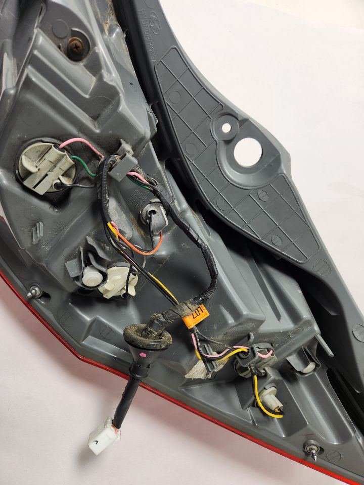 2012 HYUNDAI ACCENT Left TAIL LAMP - 386741 — photo 3