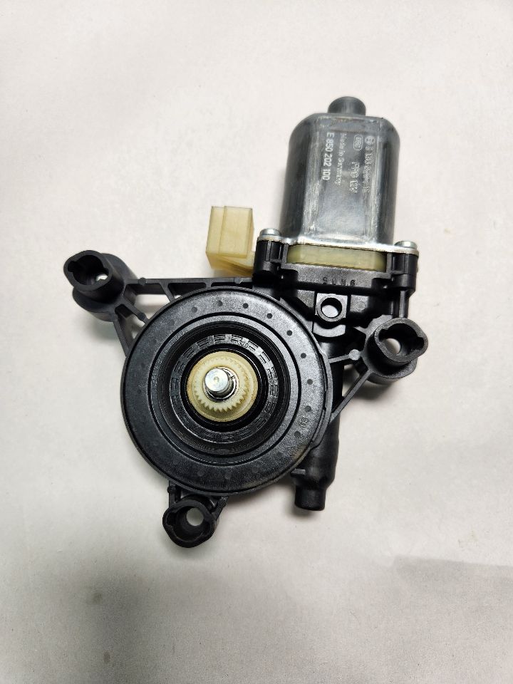 2017 AUDI A3 2.0L 4cyl Turbo Gasoline WIPER MOTOR, WDSH - 388627 — photo 2