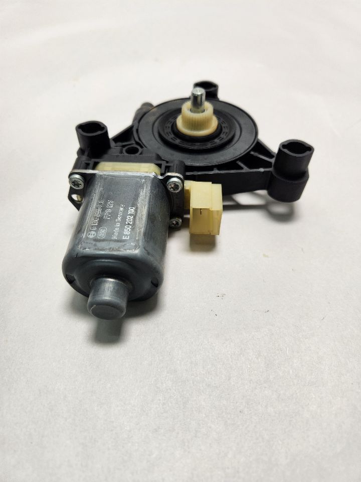 2017 AUDI A3 2.0L 4cyl Turbo Gasoline WIPER MOTOR, WDSH - 388627 — photo 3