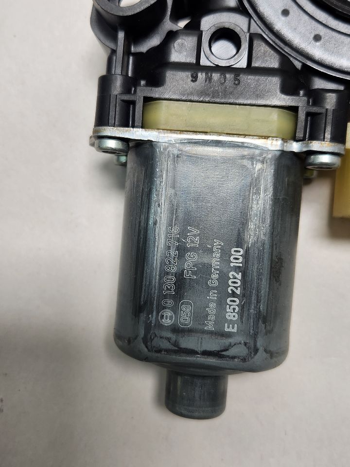 2017 AUDI A3 2.0L 4cyl Turbo Gasoline WIPER MOTOR, WDSH - 388627 — photo 4