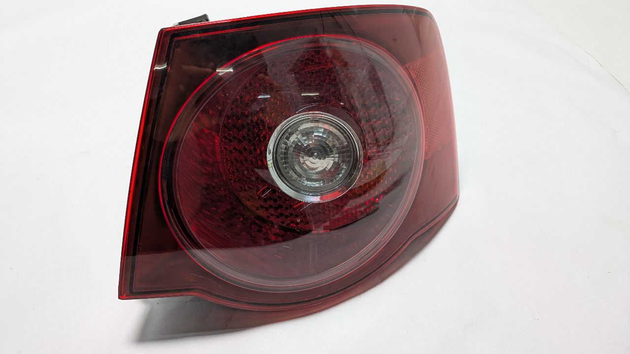 2010 VOLKSWAGEN JETTA 5cyl Gasoline 2.5 Right TAIL LAMP - 391075 — photo 1