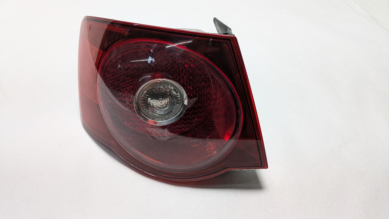 2010 VOLKSWAGEN JETTA 5cyl Gasoline 2.5 Left TAIL LAMP - 391076 — photo 1