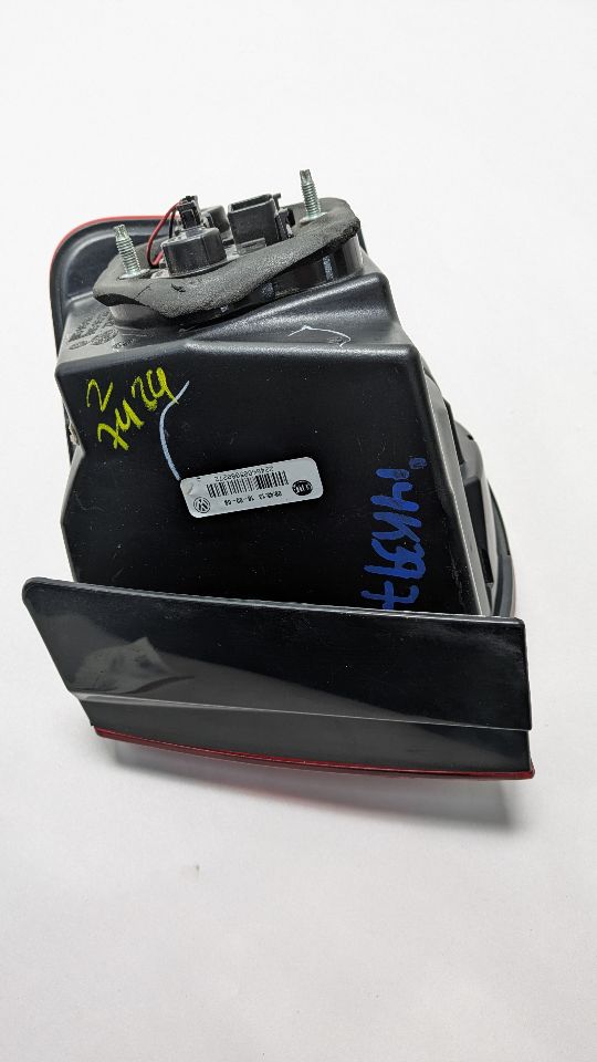 2010 VOLKSWAGEN JETTA 5cyl Gasoline 2.5 Left TAIL LAMP - 391076 — photo 2