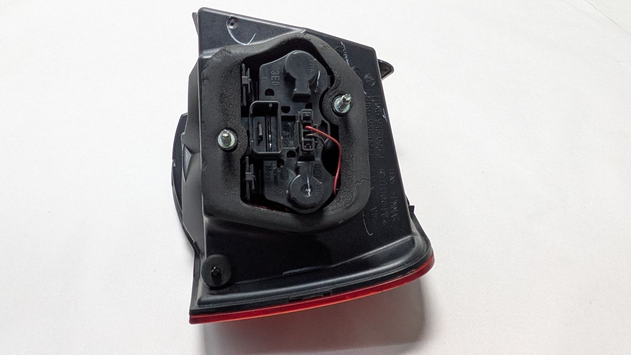 2010 VOLKSWAGEN JETTA 5cyl Gasoline 2.5 Left TAIL LAMP - 391076 — photo 5
