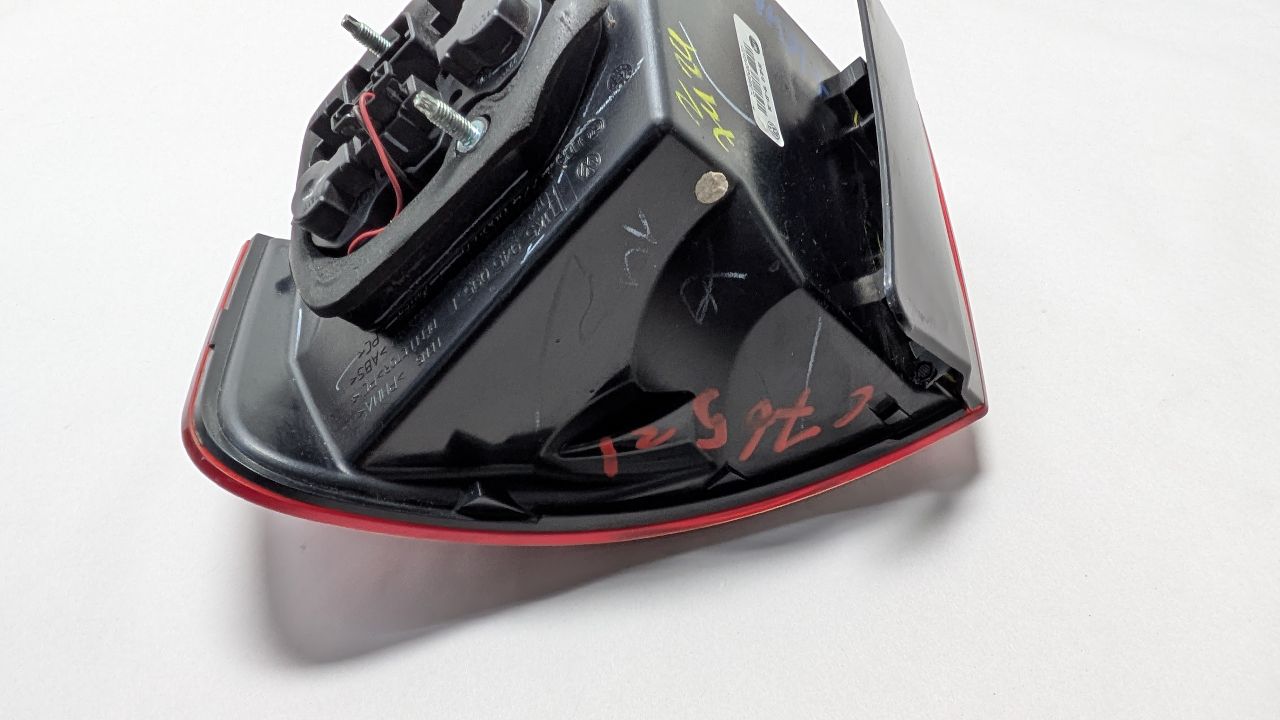 2010 VOLKSWAGEN JETTA 5cyl Gasoline 2.5 Left TAIL LAMP - 391076 — photo 6