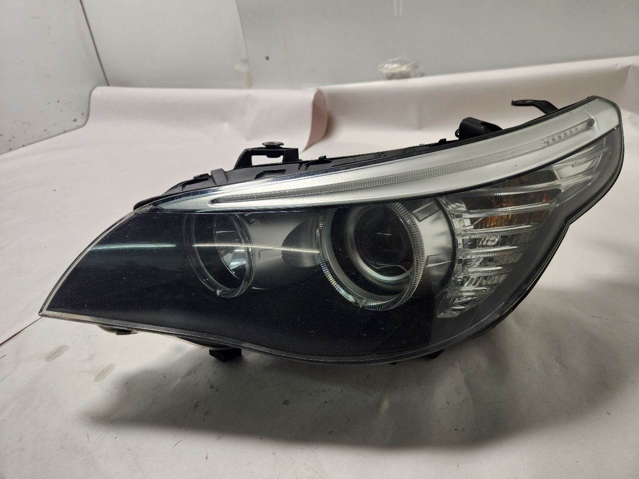 2010 BMW 528i 6cyl Gasoline 3.0 Left HEADLAMP ASSEMBLY - 391113 — photo 2