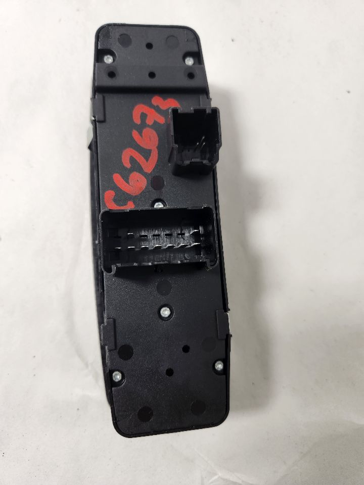 2011 JEEP LIBERTY 6cyl Gasoline 3.7 Left Front Door Switch - 391404 — photo 3