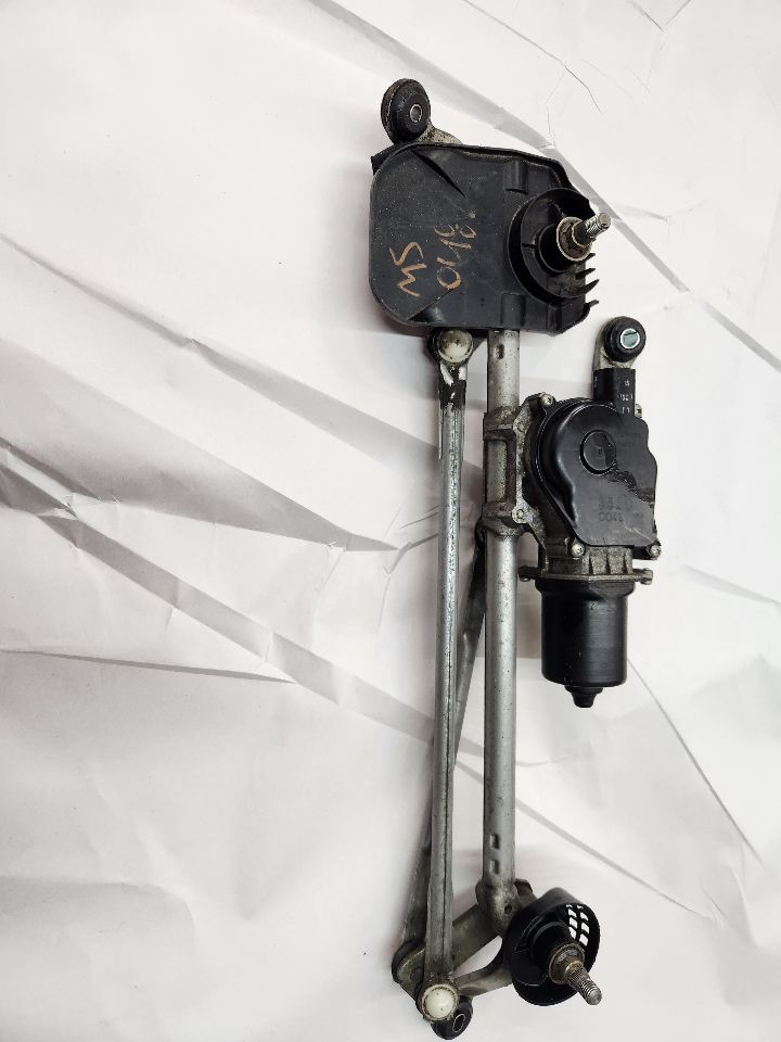 2014 INFINITI Q50 6cyl Hybrid 3.5 liter WIPER MOTOR, WDSH - 391728 — photo 2