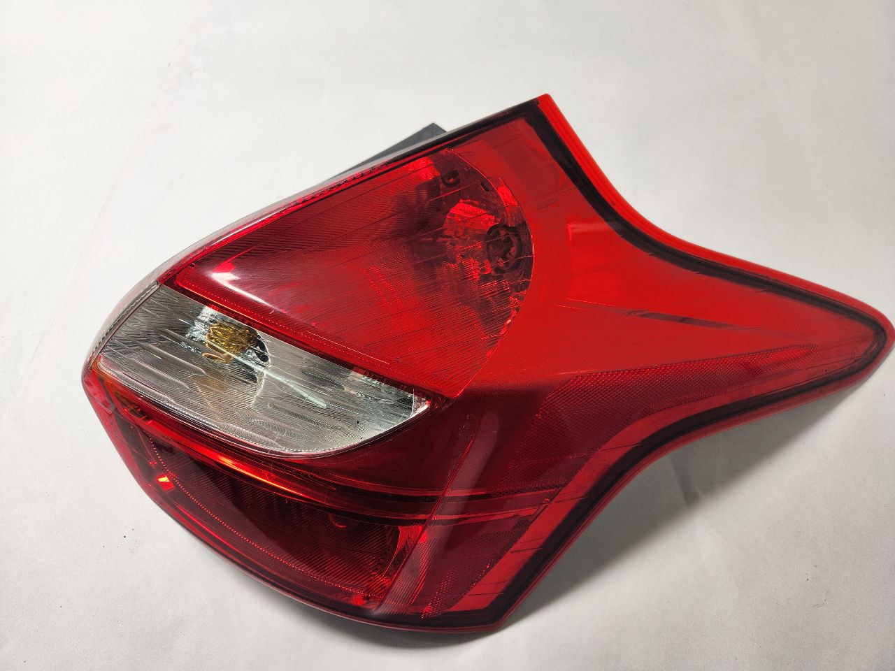 2012 FORD FOCUS 4cyl Gasoline 2.0 PZEV Right TAIL LAMP - 392983 — photo 1