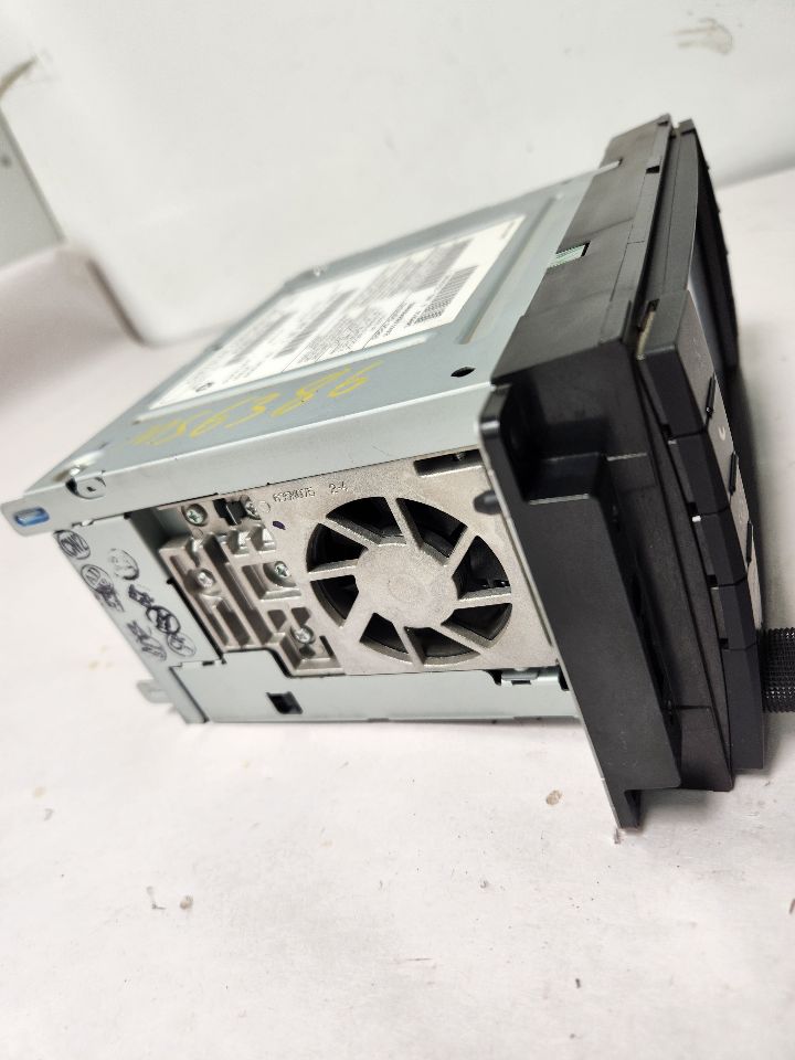 2012 CHRYSLER TOWN & COUNTRY 6 cyl Gas Flex Fuel 3.6 Radio Audio - 393180 — photo 4