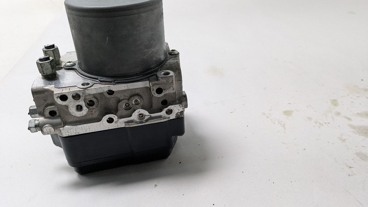2016 INFINITI Q50 4cyl Gasoline Turbo 2.0 Anti-lock Brake Pts - 393208 — photo 3
