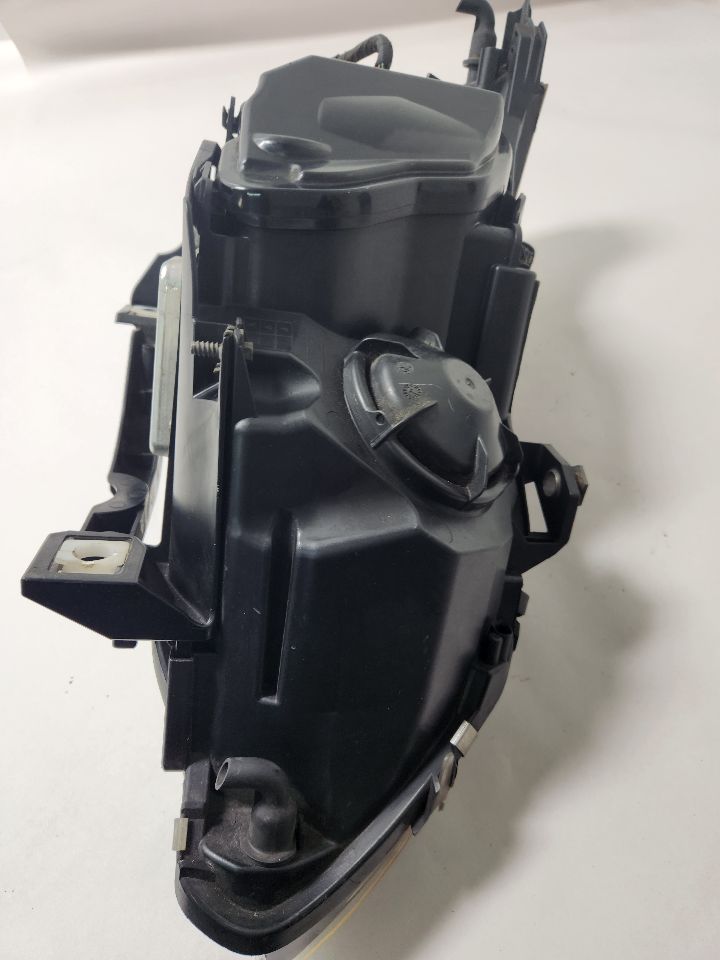 2010 BMW 528i Left HEADLAMP ASSEMBLY - 394900 — photo 5