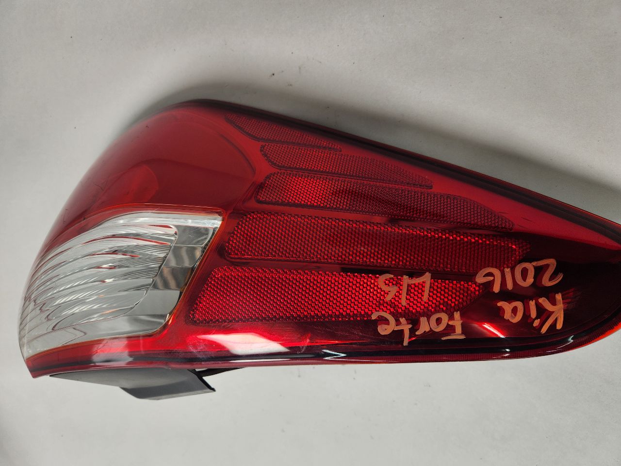 2016 KIA FORTE Left TAIL LAMP - 394904 — photo 3