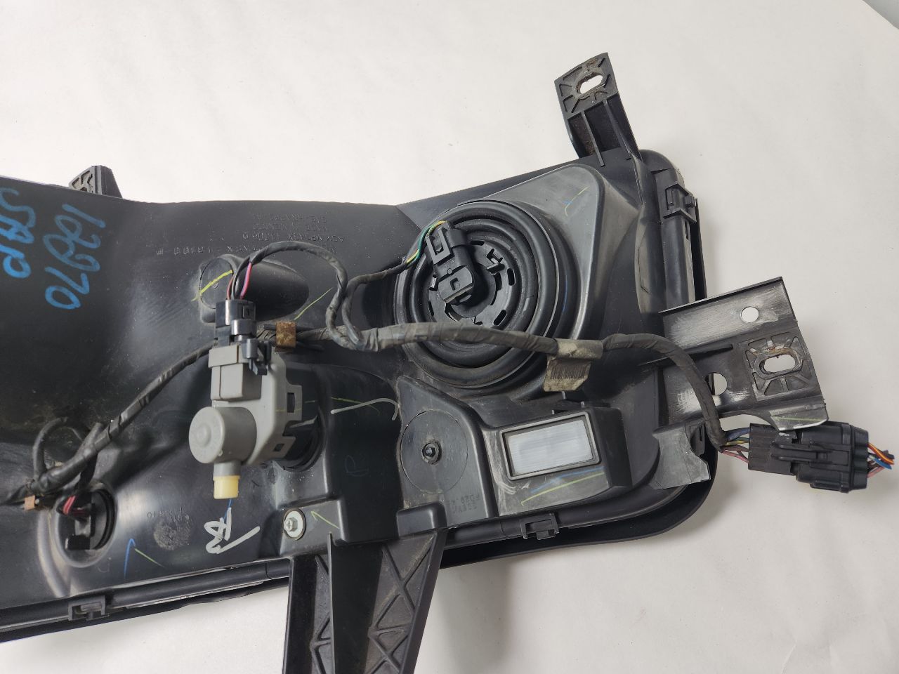 2010 INFINITI QX56 8cyl Gasoline 5.6 Right HEADLAMP ASSEMBLY - 396707 — photo 6