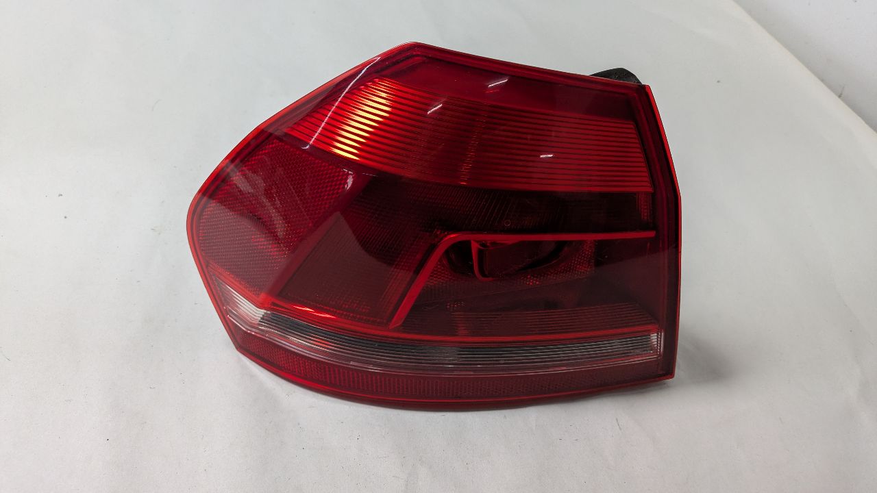 2014 VOLKSWAGEN PASSAT 4cyl Gasoline Turbo 1.8 Left TAIL LAMP - 400667