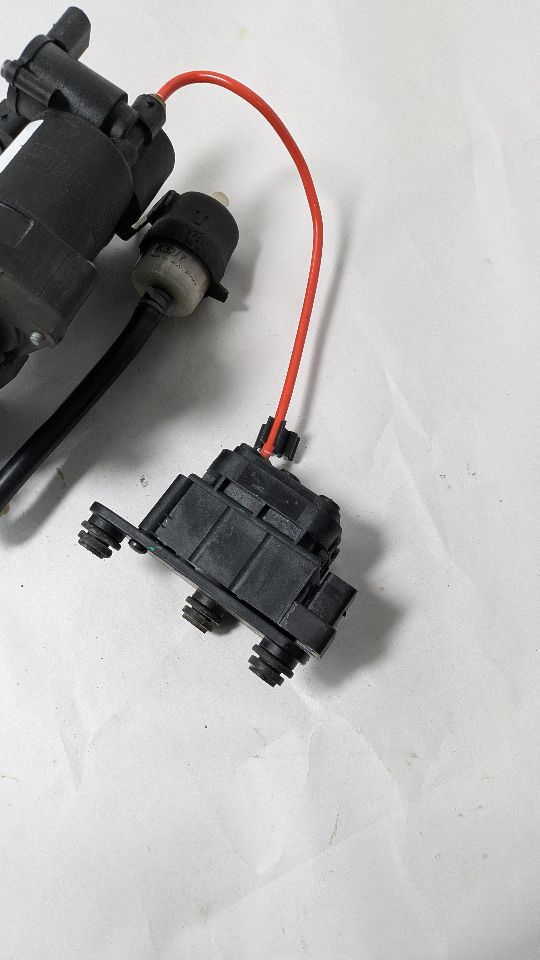 2011 JAGUAR XJ 8cyl Gasoline 5.0 Susp Comp Pump - 402040 — photo 2