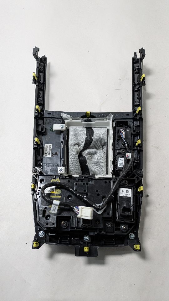 2023 MAZDA CX-30 2.5L 4cyl Gasoline Console, Front - 403423 — photo 3